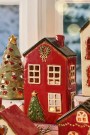 Hus i keramikk til telys, juletre foran huset thumbnail