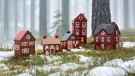 Hus i keramikk til telys, kjelke ved døren thumbnail
