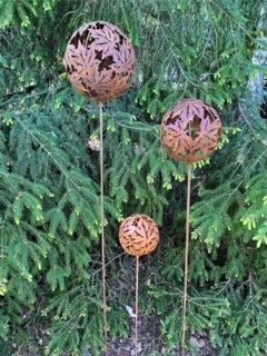 RUST Lønn ball på pinne 13 cm