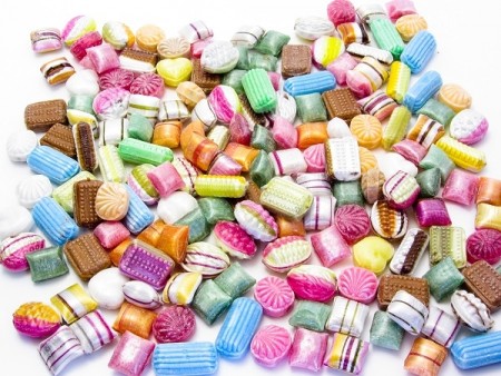 Fylte drops med sjokolade i spisspose
